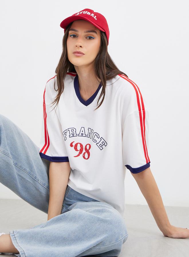 ستايلي تيشيرت نسائي أوف وايت بطبعة شعار ورقبة على شكل  كبير الحجم - Image 1